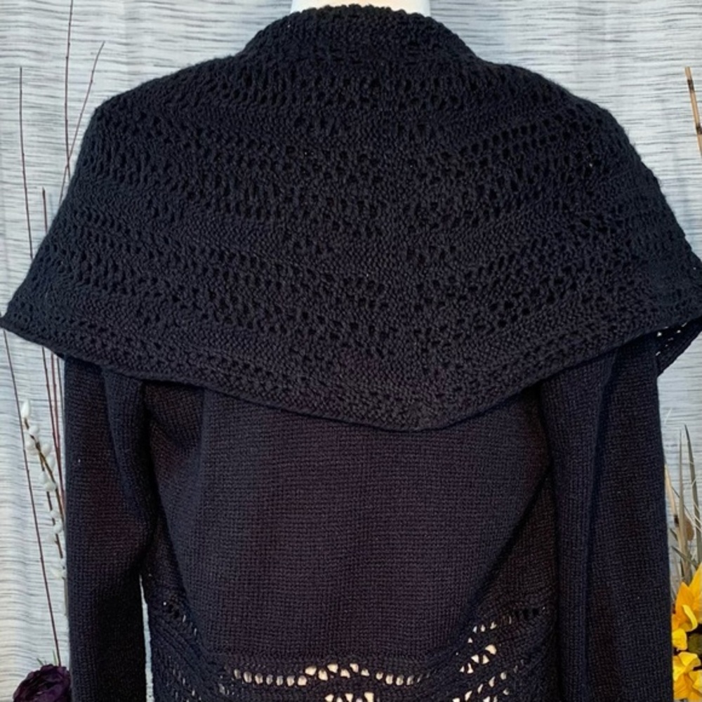 Cache black knit and crocheted cardigan with shawl. - Picture 9 of 16